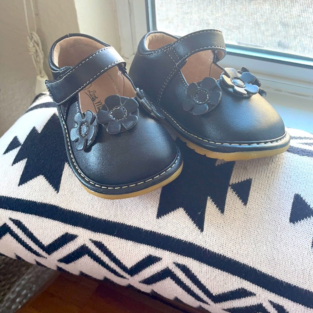 Black leather squeaker shoes size 7. Make noise when walk. *2